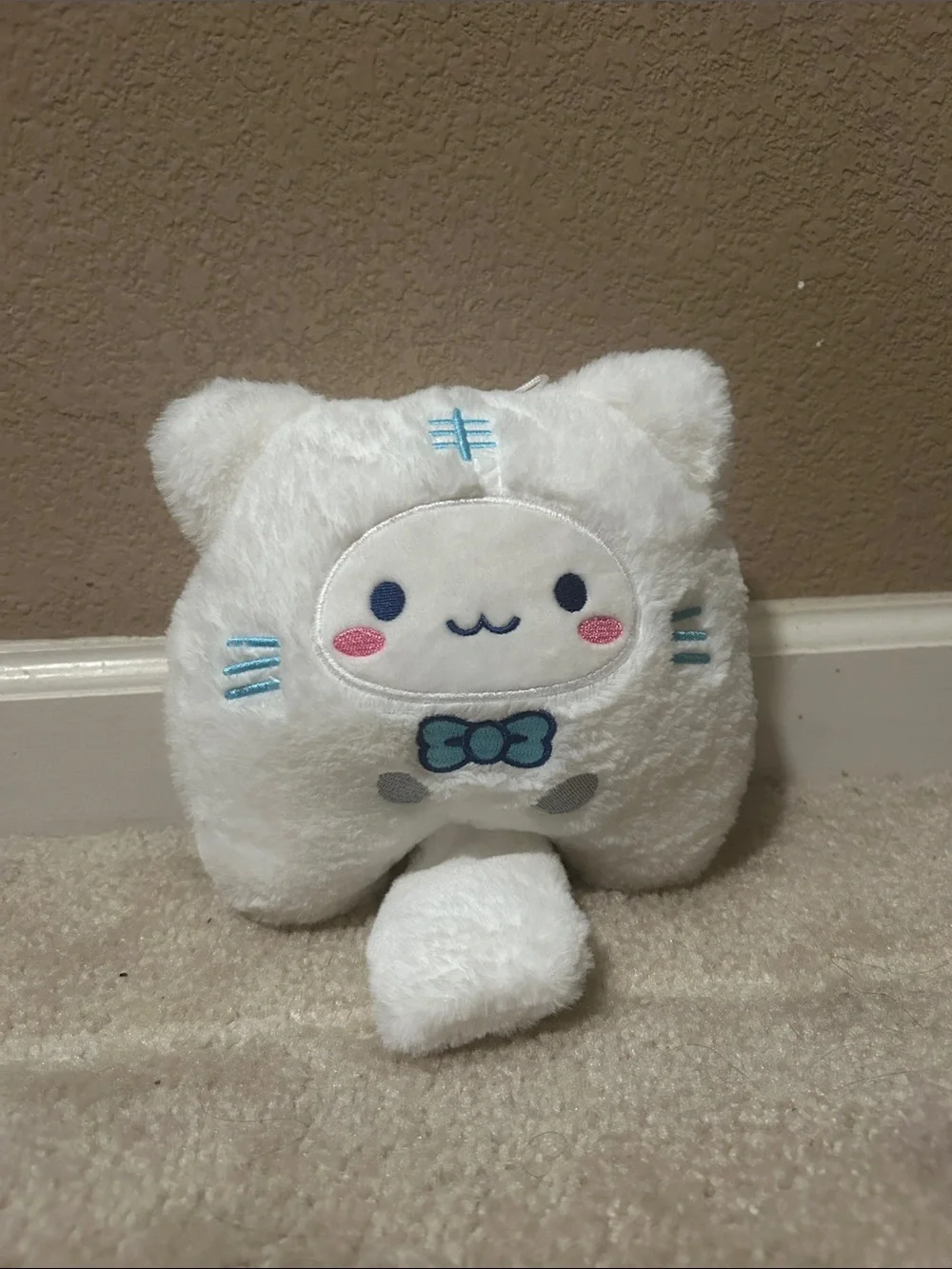 Plush White Cat Toy with Blue Accents - Cute Bow Detail